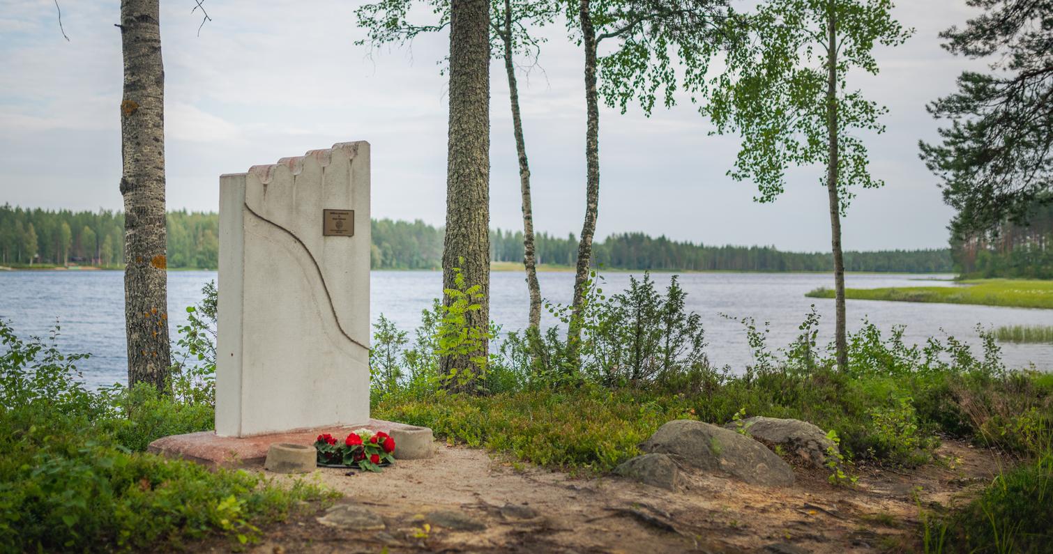 Kriegsstrasse Ilomantsi, Finnland: Das Kallioniemi-Denkmal befindet sich entlang des Flusses Koitajoki