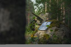 Kriegsstrasse Ilomantsi, Finnland. In Sikrenvaara erinnert eine Gedenktafel auf einem Felsen an die Schlacht. Daneben steht ein erbeutetes 45-Millimeter-Panzerabwehrgesch&uuml;tz.