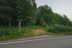 Hämeen ratsuväkirykmentin heinäkuun taisteluiden 1944 muistolaatta Hovattalan kalliolla Ilomantsin Hattuvaarassa.