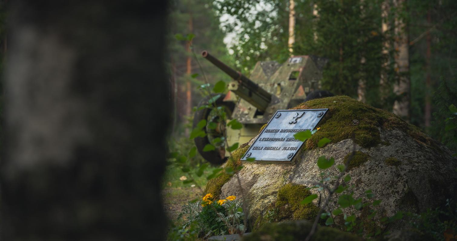 Kriegsstrasse Ilomantsi, Finnland. In Sikrenvaara erinnert eine Gedenktafel auf einem Felsen an die Schlacht. Daneben steht ein erbeutetes 45-Millimeter-Panzerabwehrgesch&uuml;tz.
