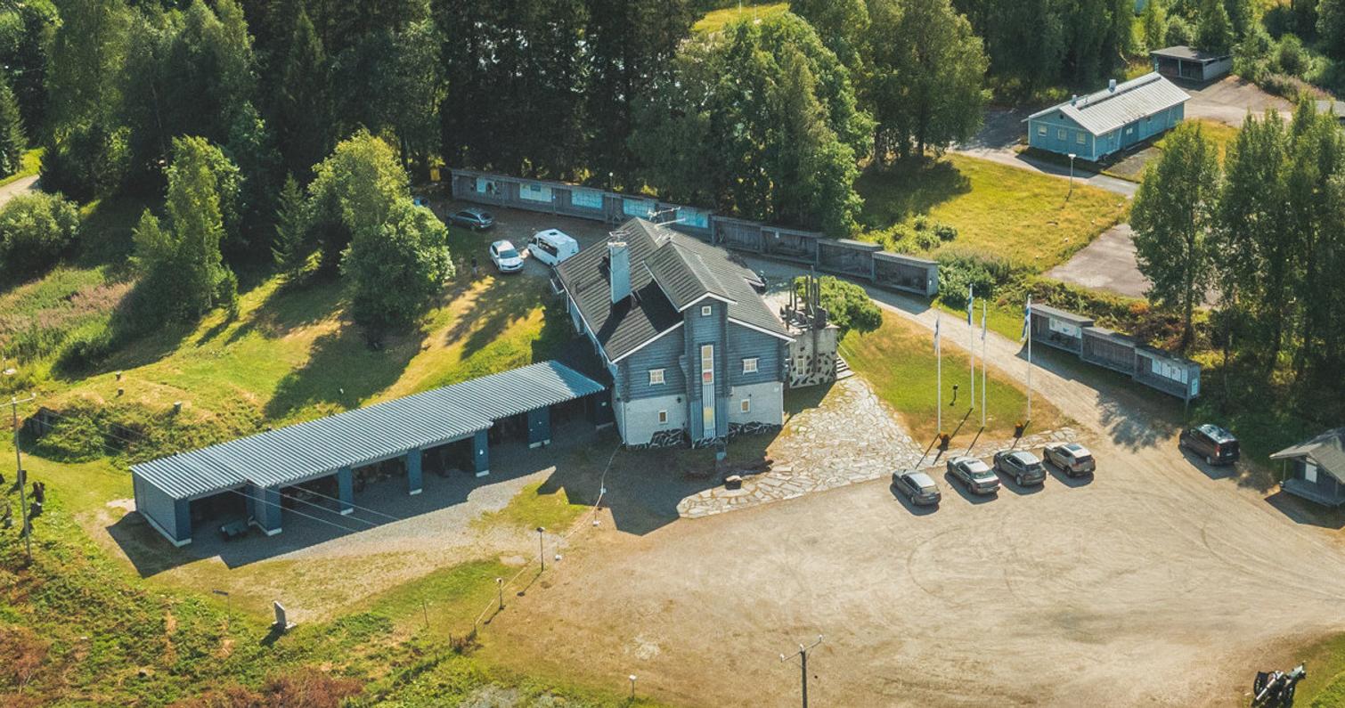 Taistelijan Talon piha- ja näyttelyalue rakennuksineen