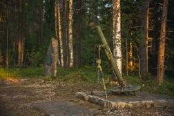 Kriegsstrasse Ilomantsi, Finnland. In Sikrenvaara erinnert eine Gedenktafel auf einem Felsen an die Schlacht. Daneben steht ein erbeutetes 45-Millimeter-Panzerabwehrgesch&uuml;tz.