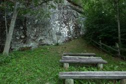 Hovattalan kallioon kiinnitetty muistolaatta