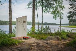 Kriegsstrasse Ilomantsi, Finnland: Das Kallioniemi-Denkmal befindet sich entlang des Flusses Koitajoki