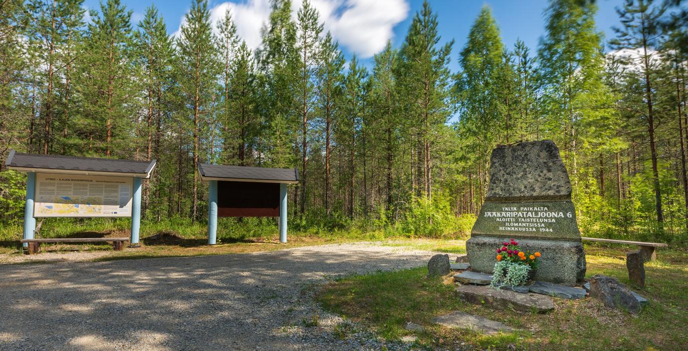 Utio-Denkmal und Informationstafel in Ilomantsi, Finnland.