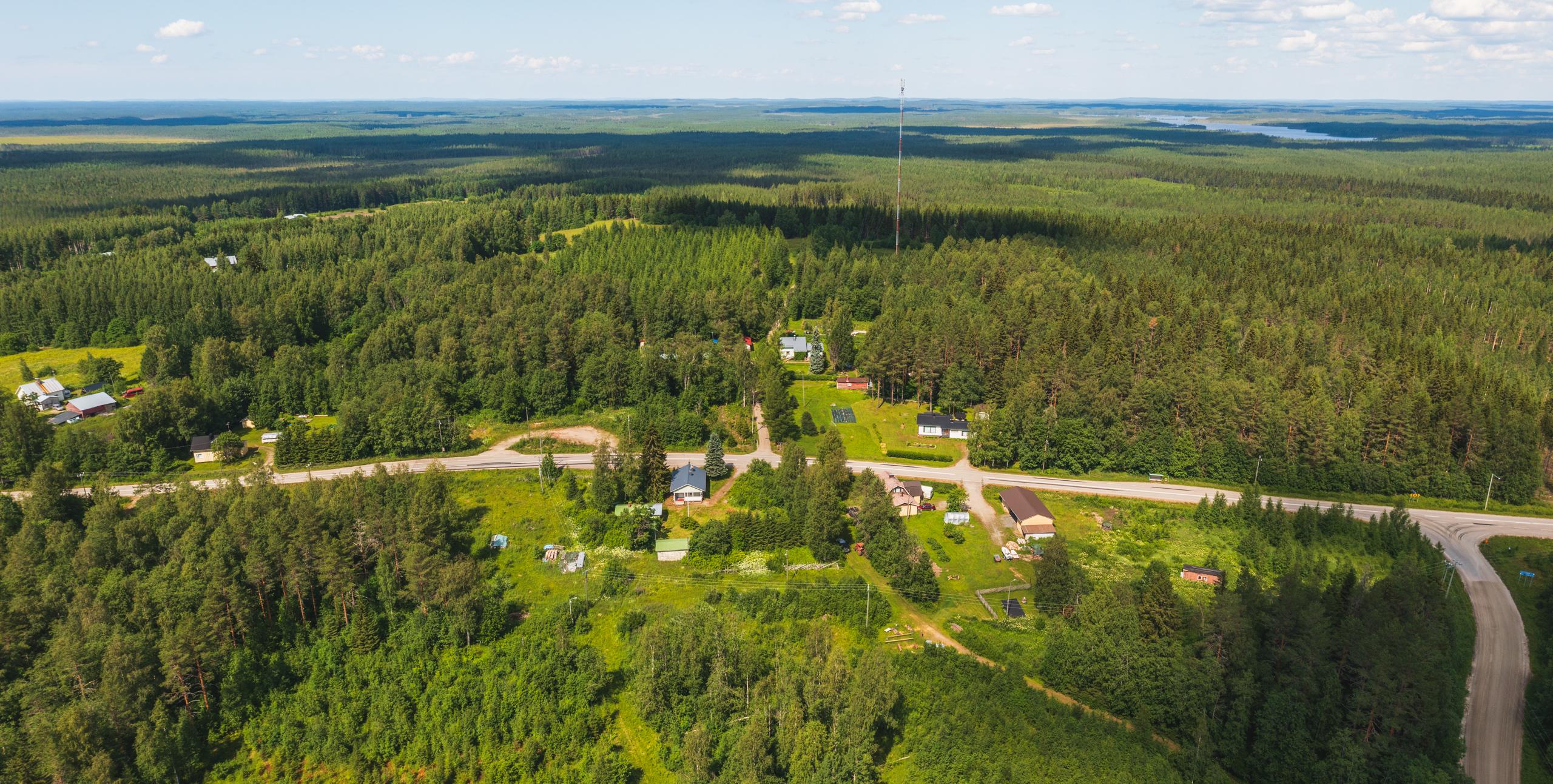 Lehtovaaran kyl&auml;maisemaa.