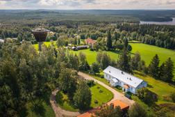 Das große Pfarrhaus, Dahinter steht Das kleine Pfarrhaus in Ilomantsi, Finnland.