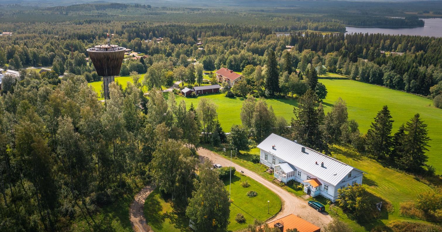 Das große Pfarrhaus, Dahinter steht Das kleine Pfarrhaus in Ilomantsi, Finnland.