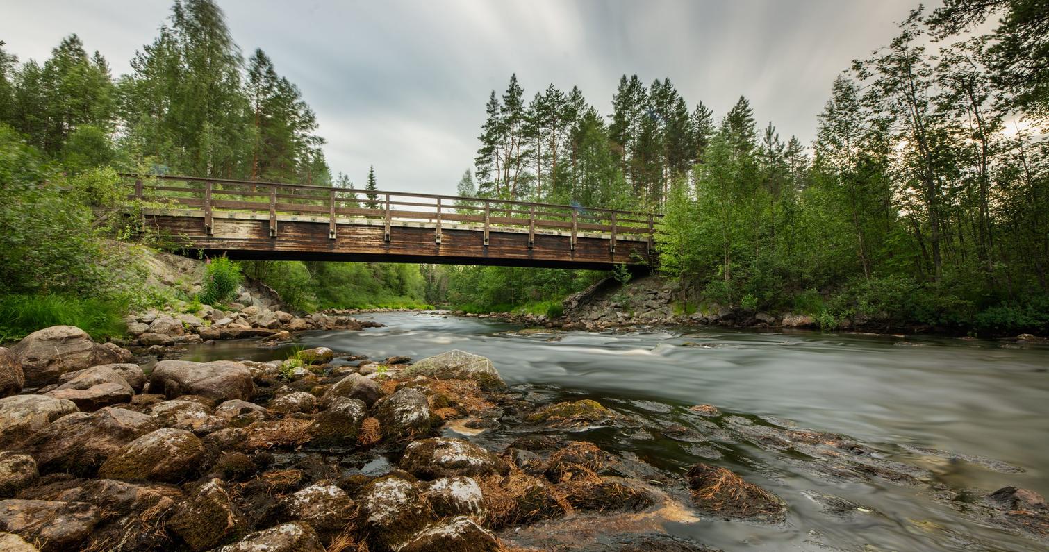Fluss Koitajoki und Polvikoski-Br&uuml;cke in Ilomantsi, Finnland.