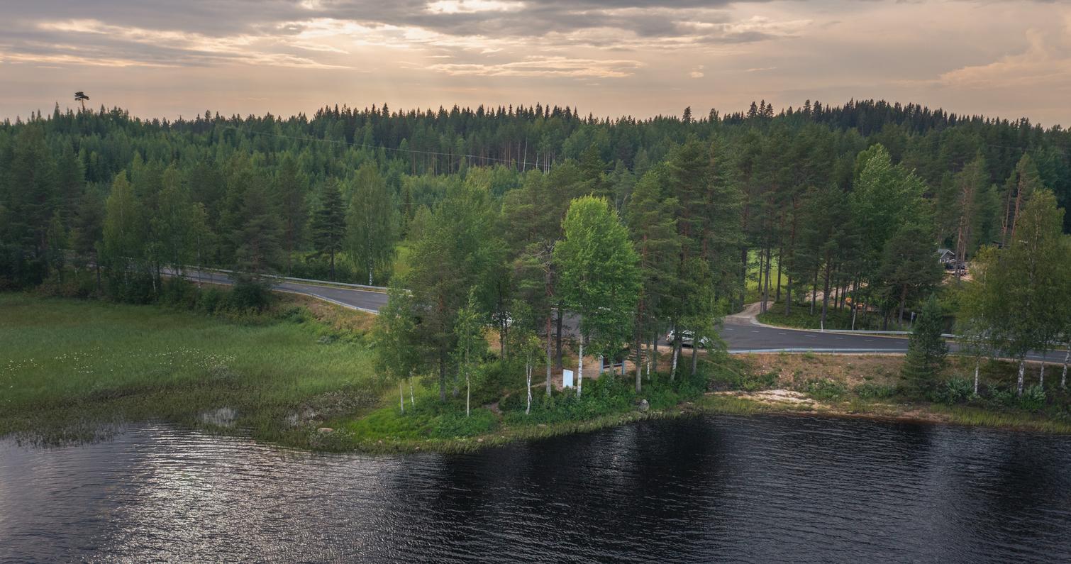 Kriegsstrasse Ilomantsi, Finnland: Das Kallioniemi-Denkmal befindet sich entlang des Flusses Koitajoki