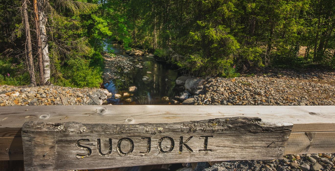 Suojoki-Brücke mitten in der Wildnis in Ilomantsi.