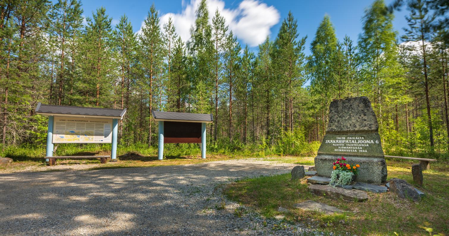 Utrio muistomerkki ja opastaulu maastossa