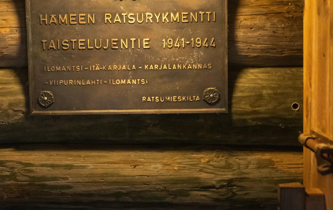 Muistolaatta Hämeen Ratsurykmentti