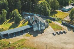 Taistelijan Talon piha- ja näyttelyalue rakennuksineen