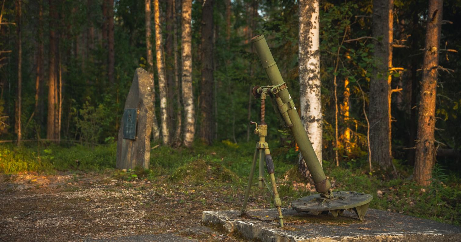 Kriegsstrasse Ilomantsi, Finnland. In Sikrenvaara erinnert eine Gedenktafel auf einem Felsen an die Schlacht. Daneben steht ein erbeutetes 45-Millimeter-Panzerabwehrgesch&uuml;tz.