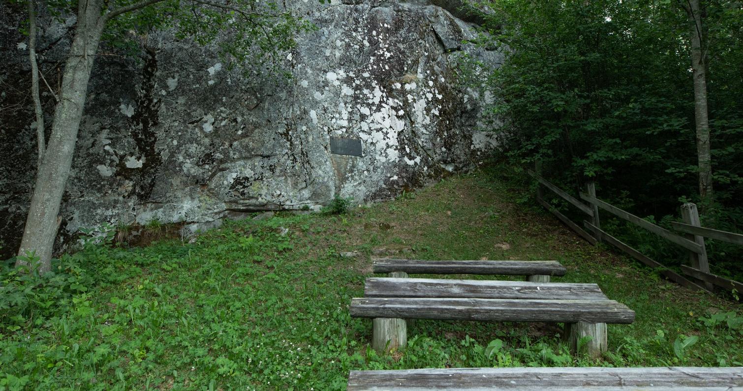 Hovattalan kallioon kiinnitetty muistolaatta