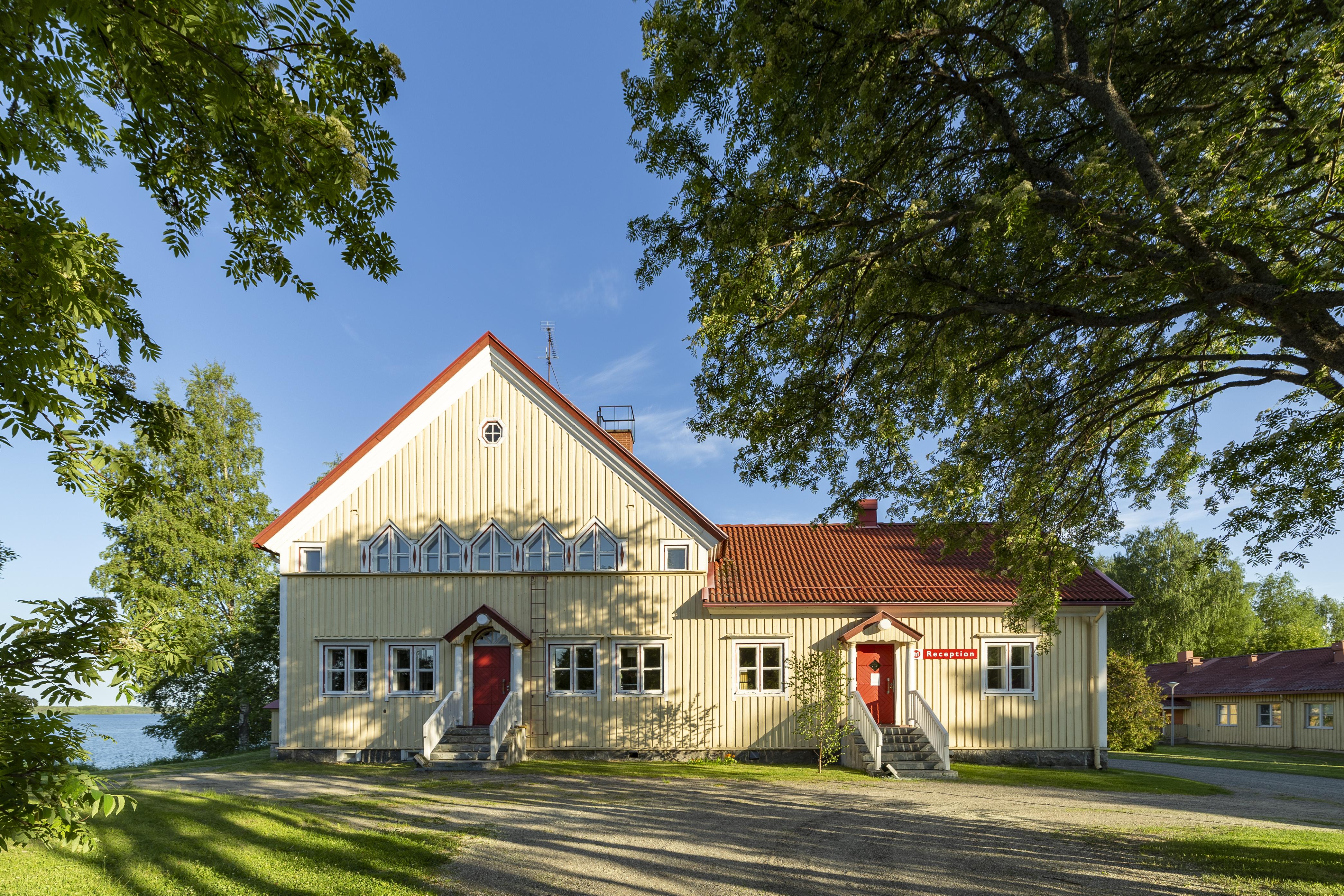 Mekrijärven koulurakennus Ilomantsissa on 1920-luvun klassismin tuotteena.