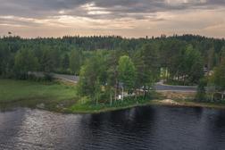 Kriegsstrasse Ilomantsi, Finnland: Das Kallioniemi-Denkmal befindet sich entlang des Flusses Koitajoki