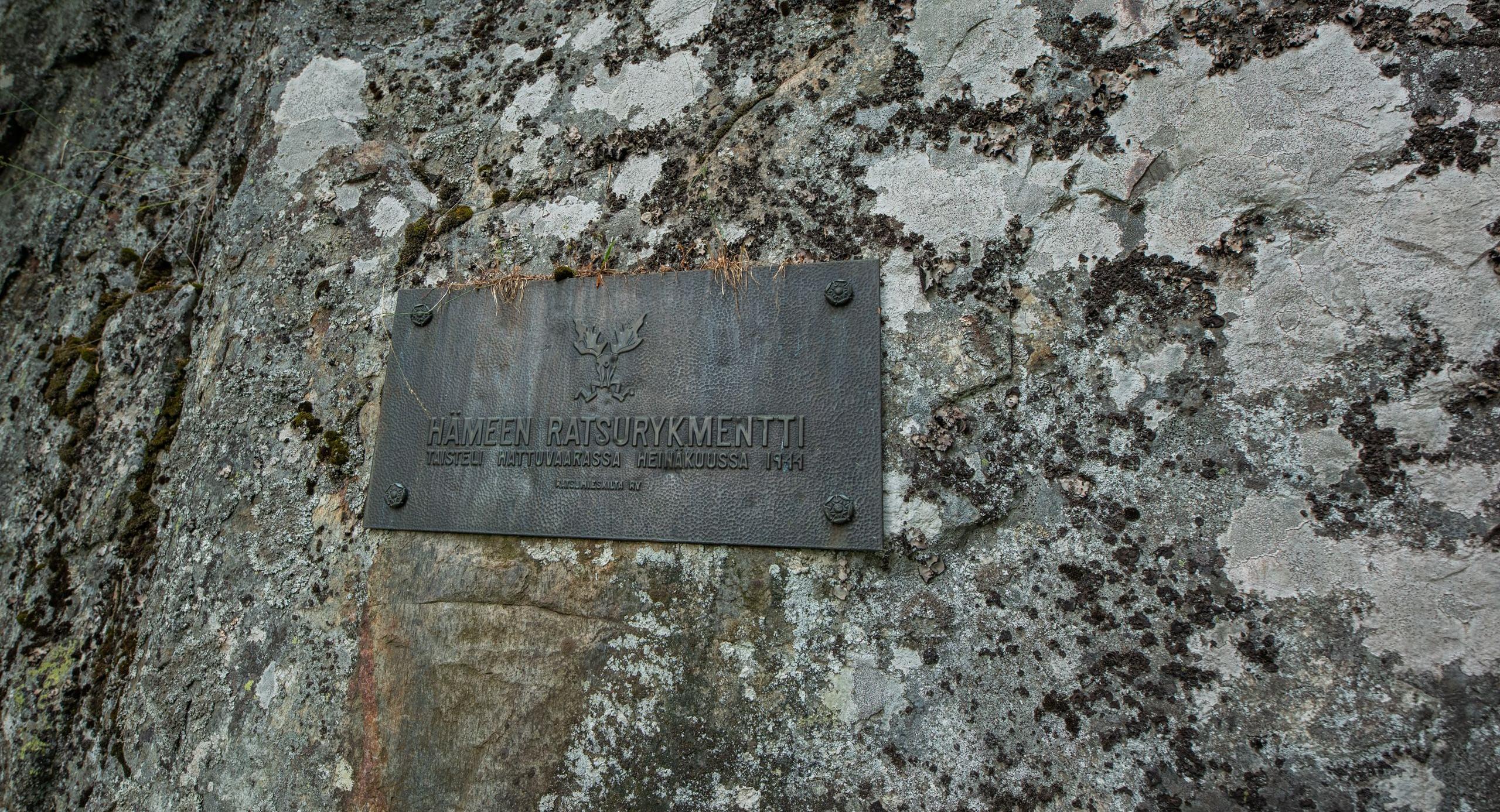 Hovattalan kallion muistolaatta