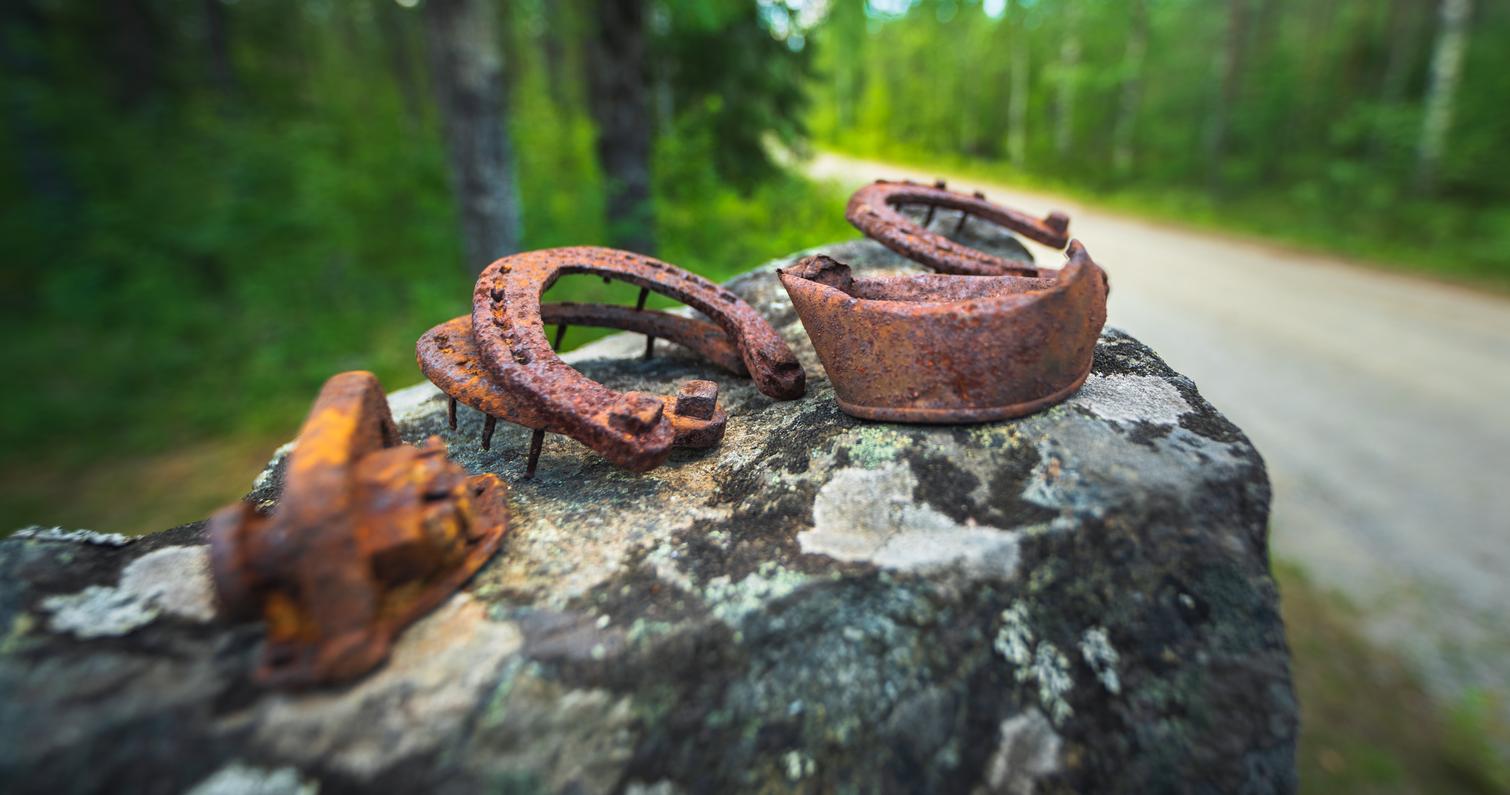 Sodanaikaisia ruostuneita hevosenkenki&auml; ja muita rautaesineit&auml;&auml;