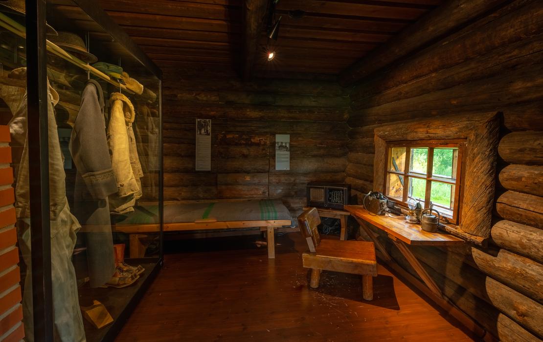 Raappanan makuuhuone ja tarvikkeita, motti