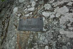 Kallioon kiinnitetty muistolaatta