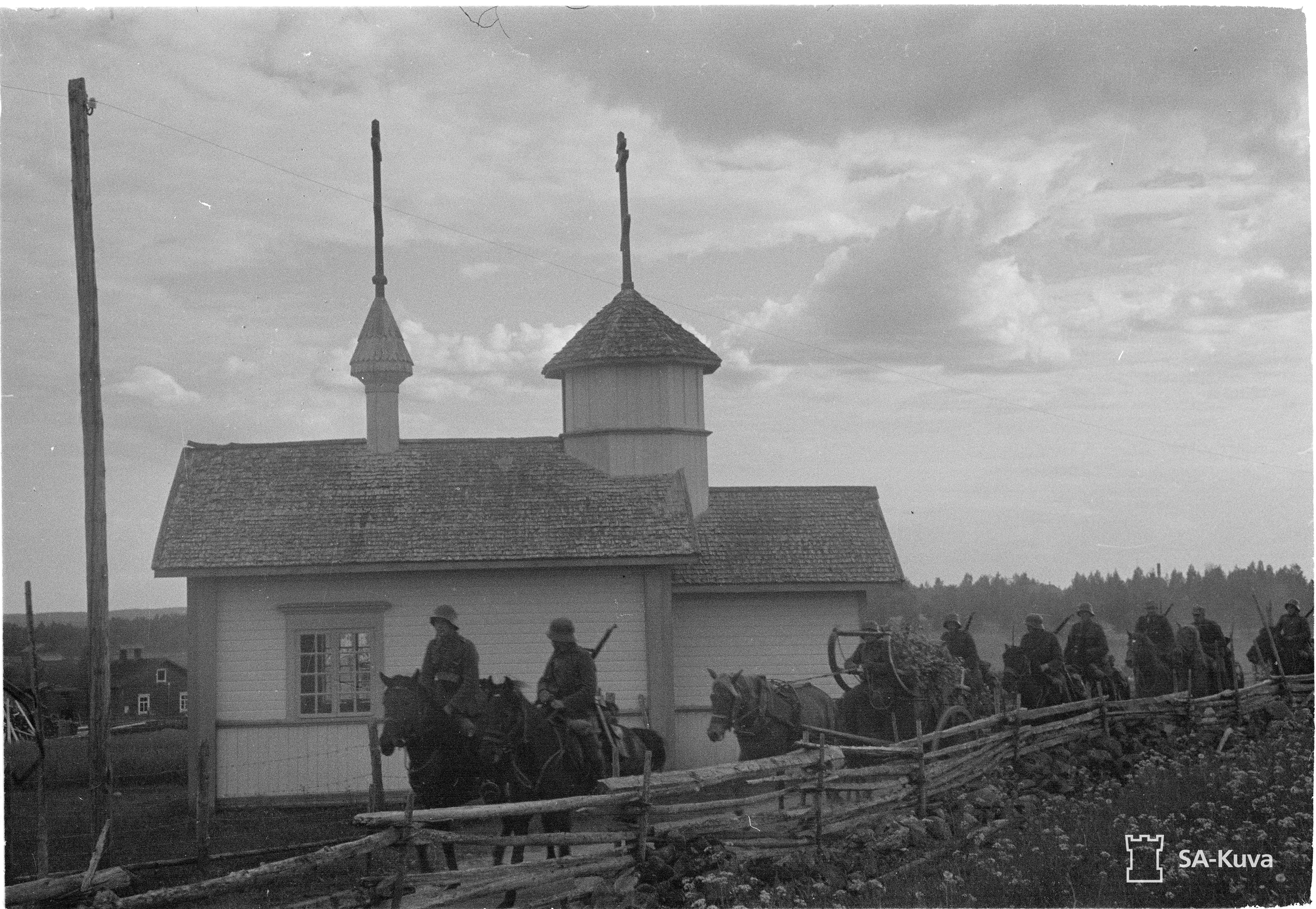 Eskadroona ohittaa Hattuvaaran kreikkalaiskatolisen rukoushuoneen 2.7.1941.
