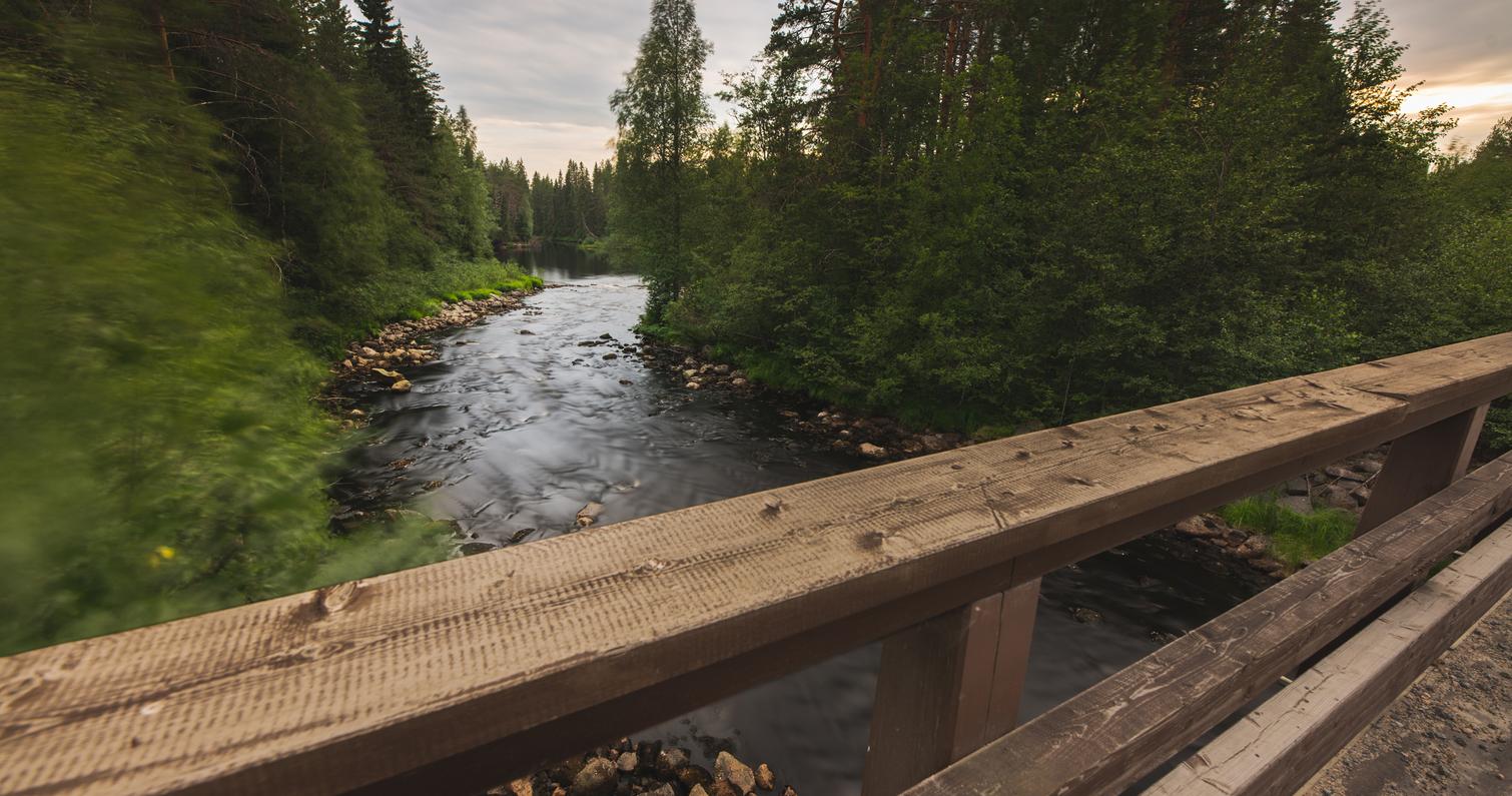 Fluss Koitajoki und Polvikoski-Br&uuml;cke in Ilomantsi, Finnland.