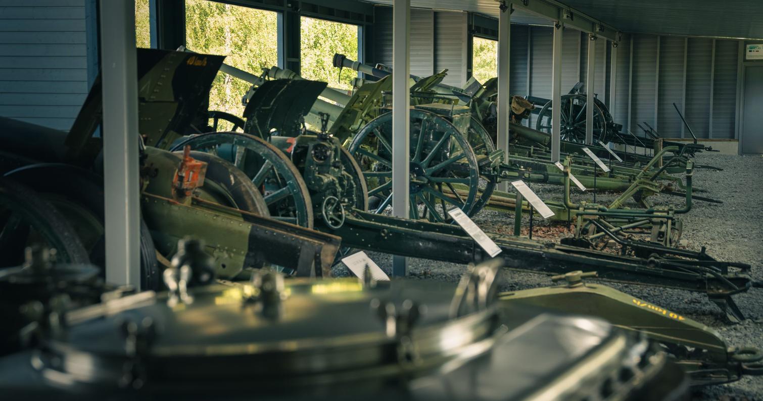 Taistelijan Talon tykkikatos, jossa esillä tykkejä ja muuta raskasta asekalustoa