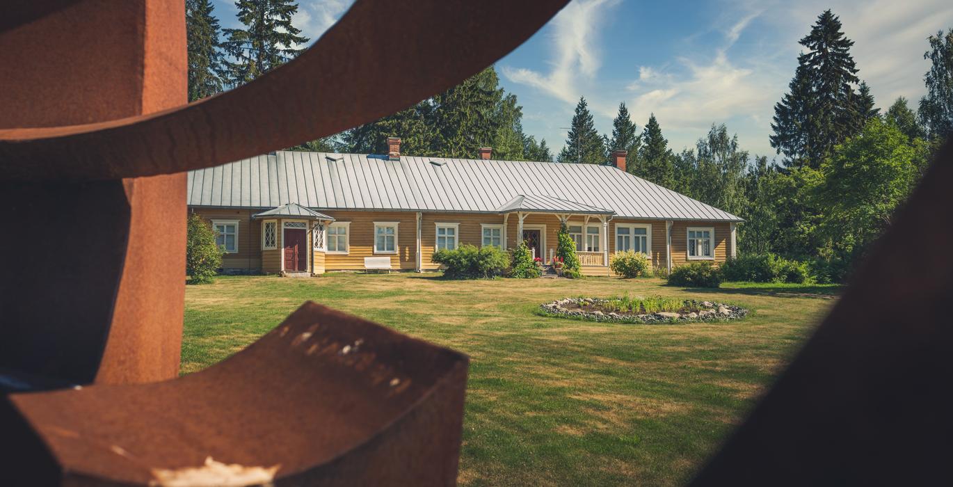 The main building of the old M&ouml;hk&ouml; ironworks is now a museum.