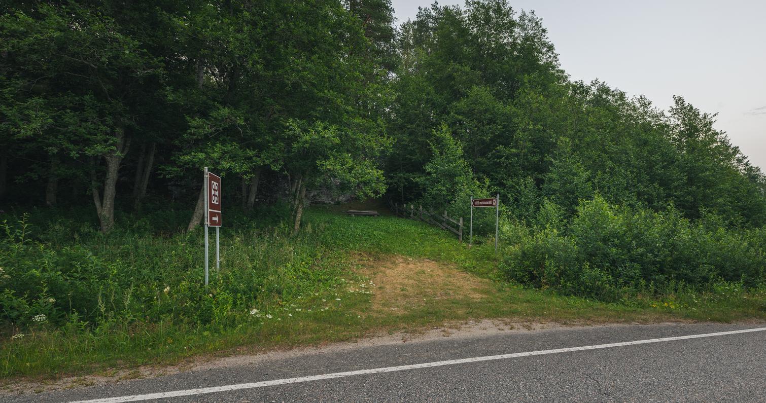 Hämeen ratsuväkirykmentin heinäkuun taisteluiden 1944 muistolaatta Hovattalan kalliolla Ilomantsin Hattuvaarassa.