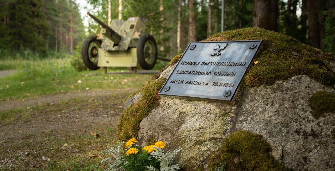 A rock-mounted memorial plaque at Sikrenvaara commemorates the Hattuvaara 1944 battle and is flanked by a captured 45-millimeter anti-tank gun.