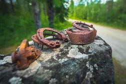 Sodanaikaisia ruostuneita hevosenkenki&auml; ja muita rautaesineit&auml;&auml;