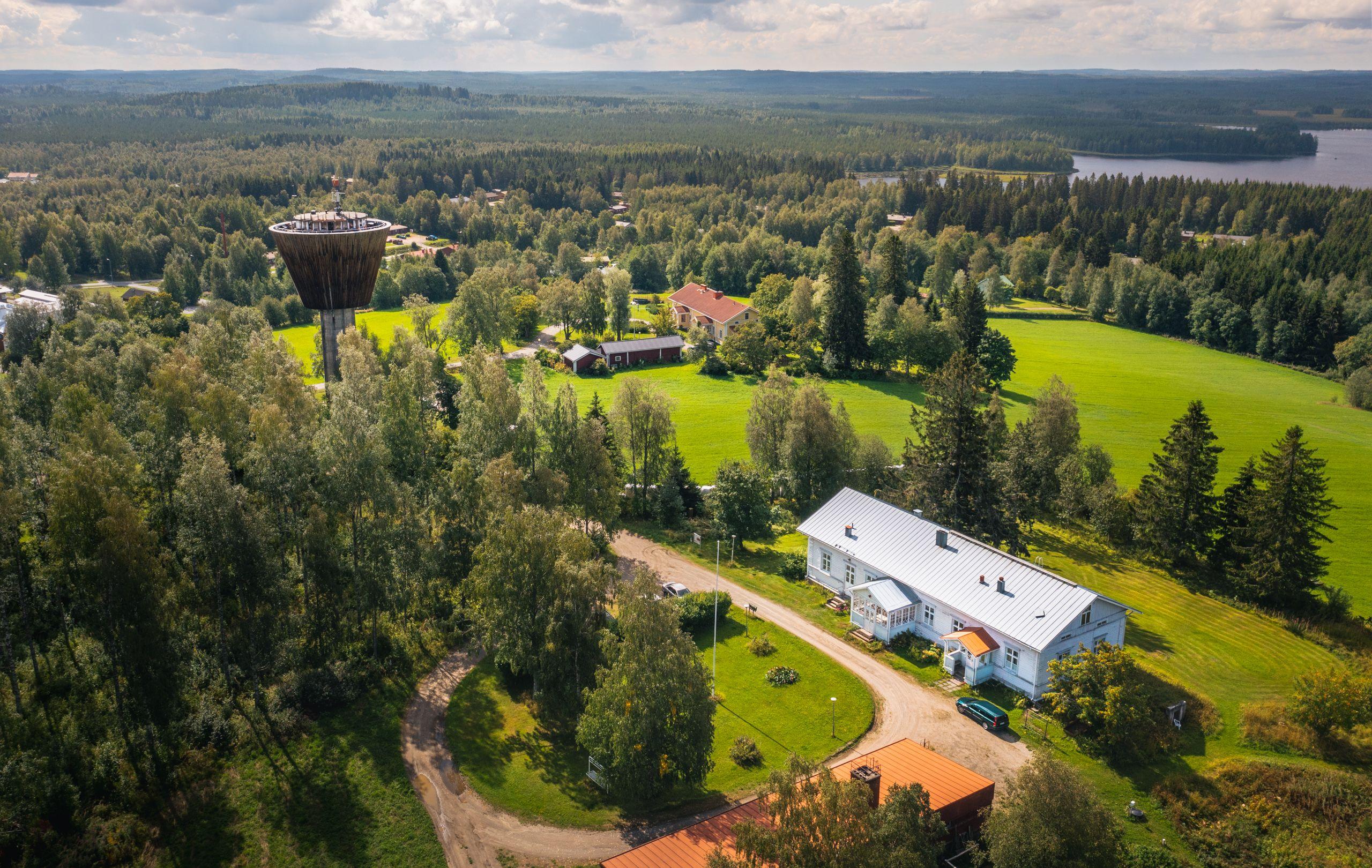Isopappila on ykstyisomistuksessa, mutta Pappilanvaaran aluetta ja maisemia voi katsella vesitornin huipulla sijaitsevan Hermannin viinibaarin terassilta.