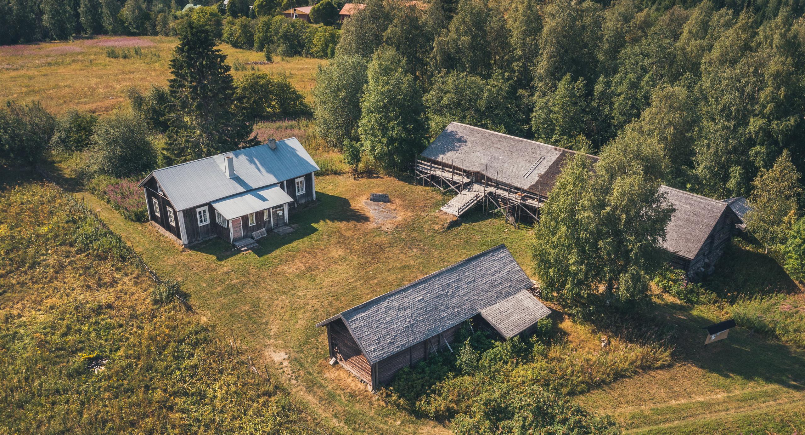 Makkolan museotilan pihapiiri.