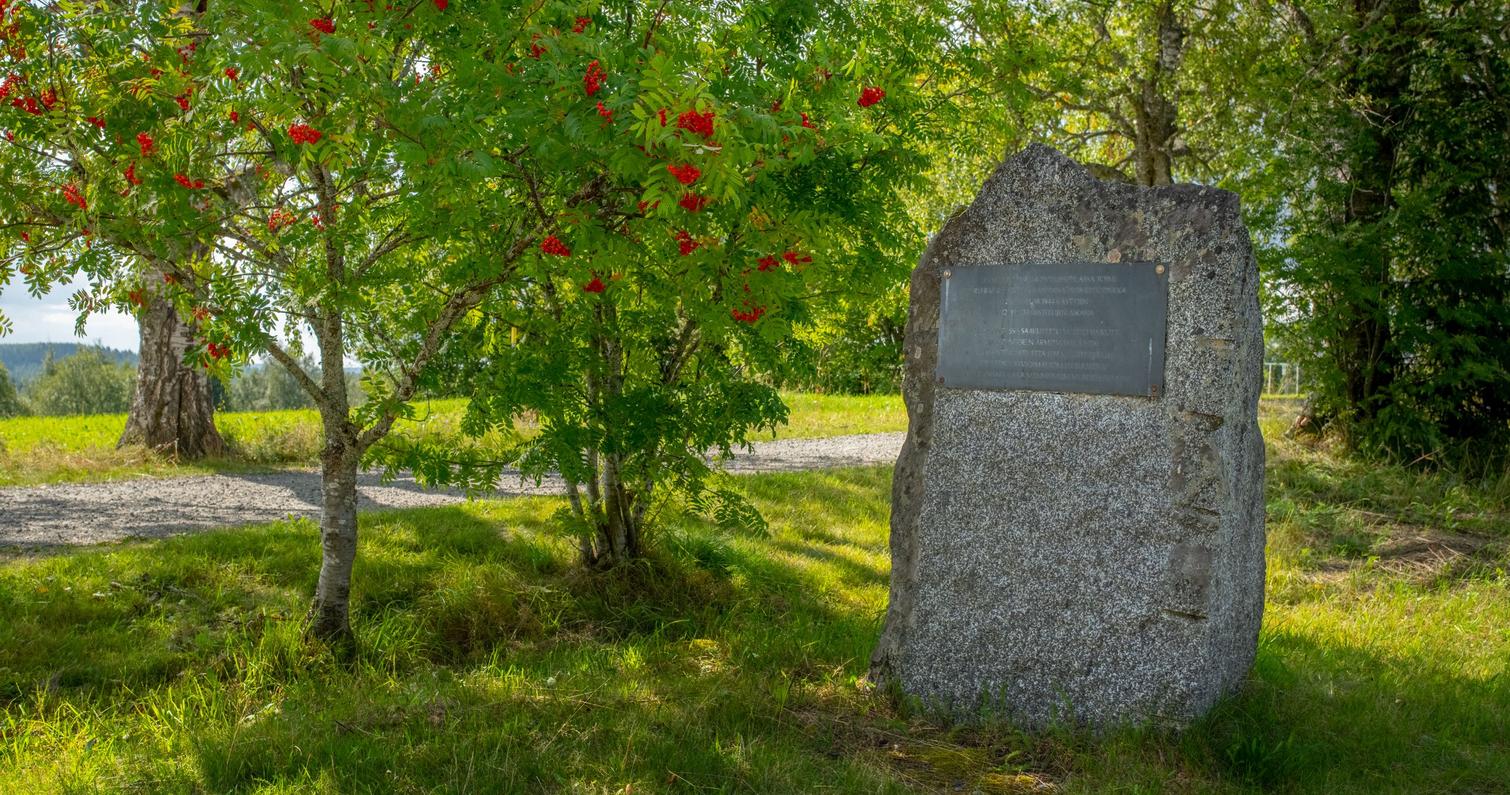 Kriegsstrasse Ilomantsi, Finnland: Dass Kleine Pfarrhaus  Denkmal.