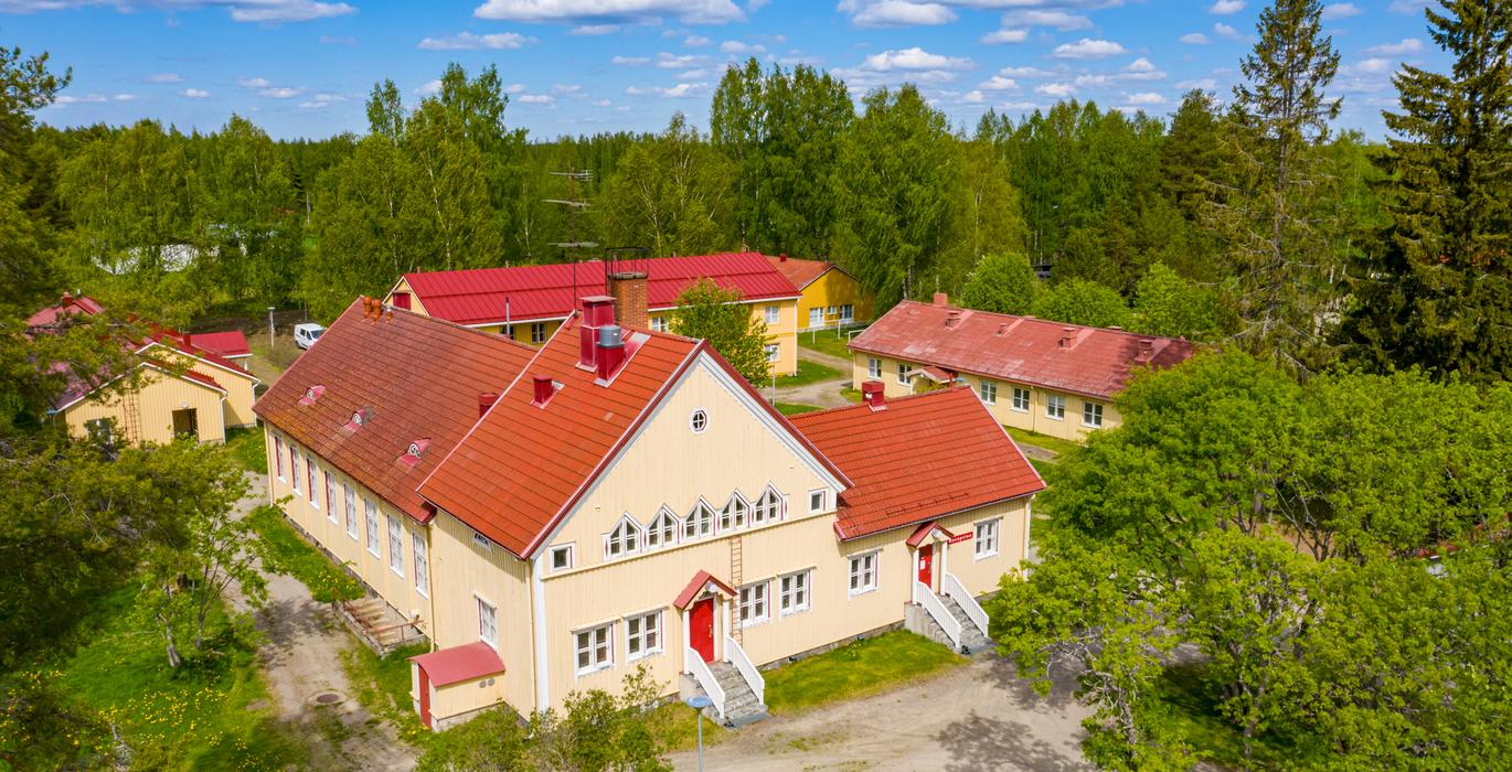 Ilmakuva Mekrijärven kansakoulusta Ilomantissa