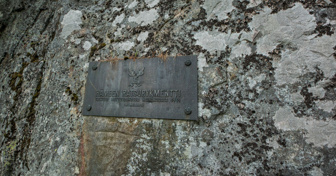Kallioon kiinnitetty muistolaatta