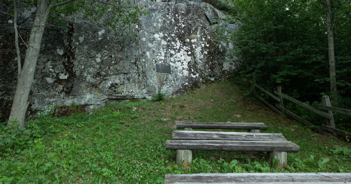 Hovattalan kallioon kiinnitetty muistolaatta