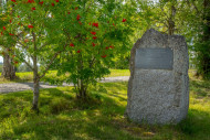 Panssariesteestä tehty muistomerkki, jossa muistolaatta