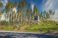 Oinassalmen muistomerkki, taustalla ennallistettua maastoa