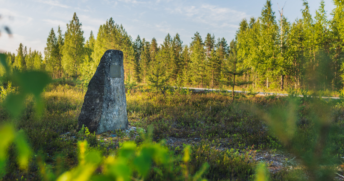 Tervaruukin kivinen muistomerkki maastossa