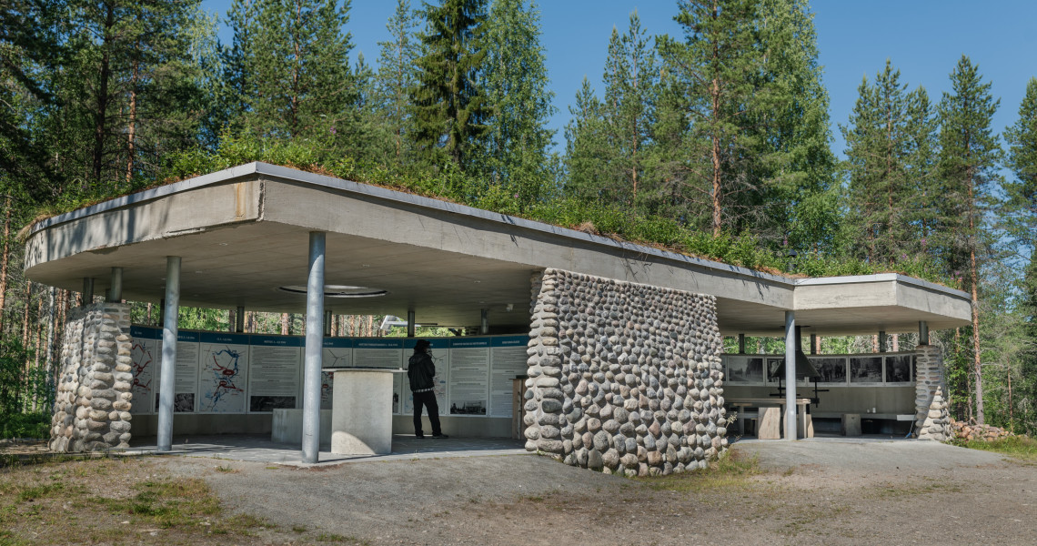 Öykkösenvaaran kivestä ja betonista rakennettu opastukeskus